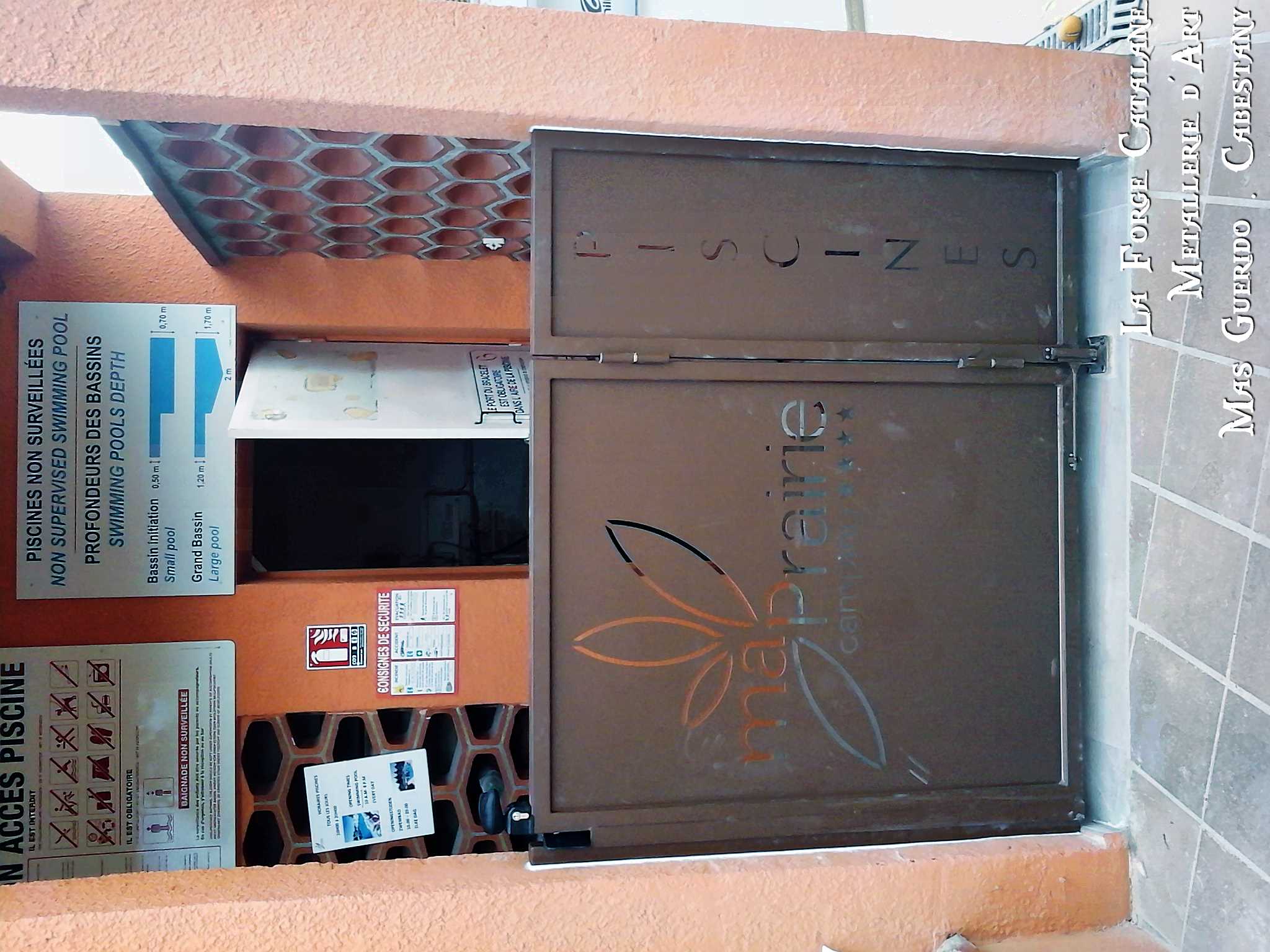 portillon acces piscine decoupe laser fer thermolaquage serrure norme camping ma prairie forge catalane.jpg